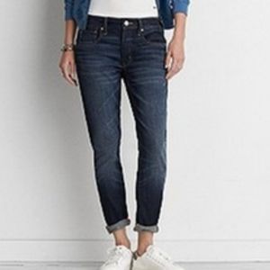 AEO Tomgirl faded dark wash jeans size 10